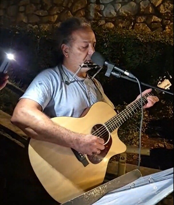 כפרניק 00089789 שירי הוא בת קול ברוח  