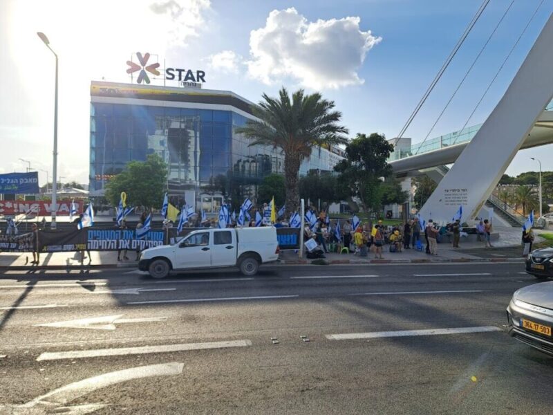 כפרניק IMG-20250817-WA0013-scaled שובתים ומזדהים עם המשפחות והחטופים כפרניק IMG-20250817-WA0013-scaled שובתים ומזדהים עם המשפחות והחטופים