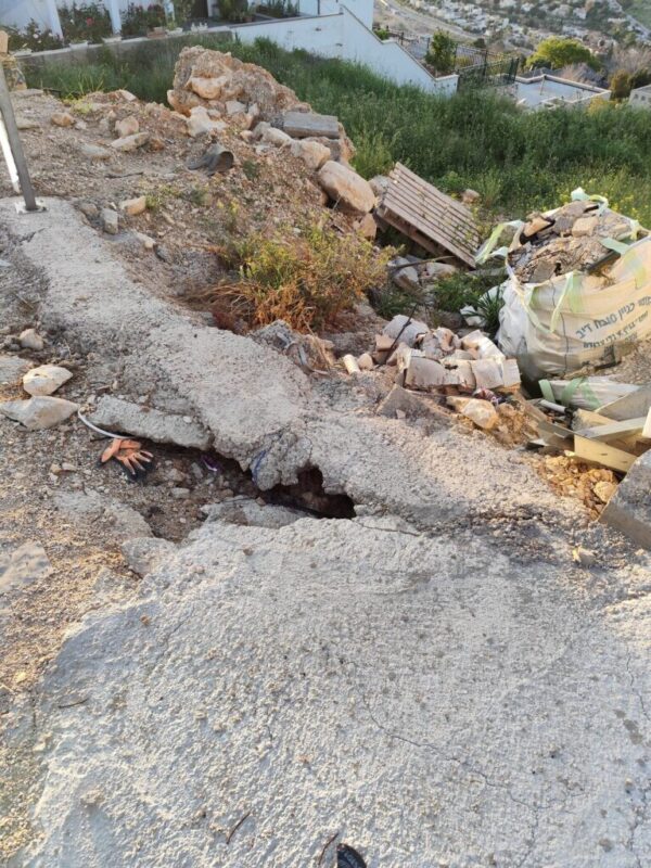 כפרניק WhatsApp-Image-2026-04-25-at-18.57.24-1-scaled מפגעים ברחוב אדיר  