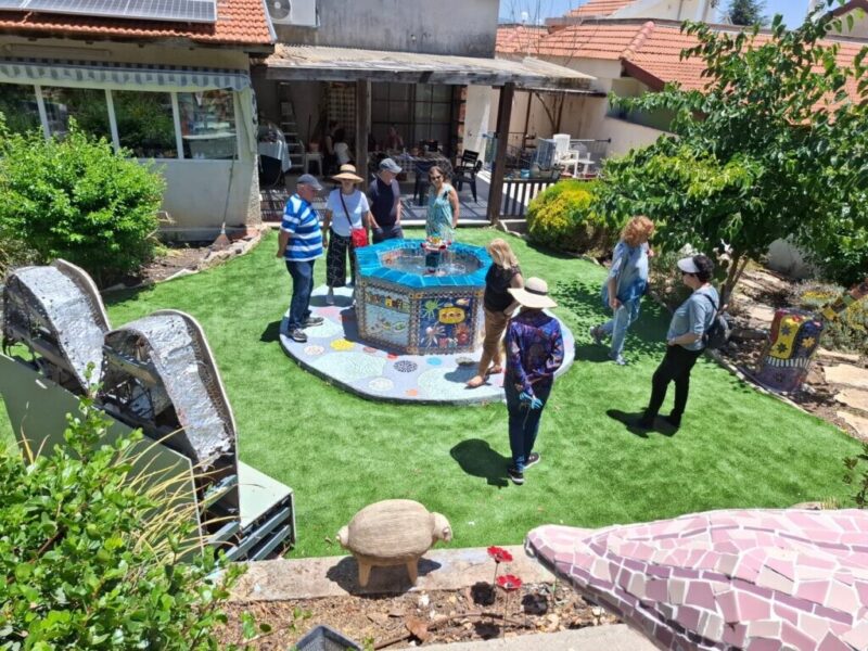 כפרניק WhatsApp-Image-2026-05-11-at-11.41.31-scaled כפר ורדים: פסטיבל אומנים "קסם בכפר" ושוק איכרים  