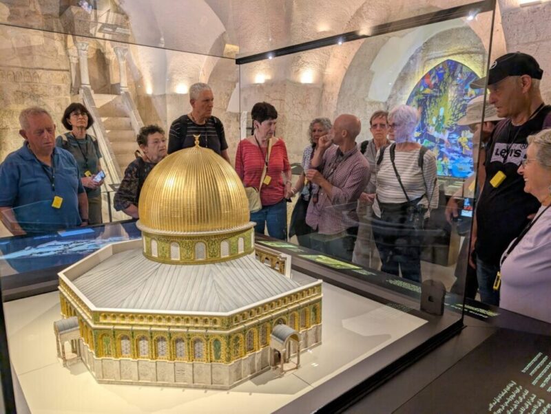 כפרניק WhatsApp-Image-2026-06-01-at-00.09.45-3-scaled מזרח ומערב. ישן מול חדש  