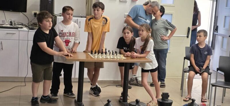 כפרניק WhatsApp-Image-2026-06-24-at-17.39.23-1-scaled כפר ורדים: פסל שחמט סביבתי  